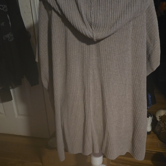 Barefoot Dreams Cozy Gray Cardigan - Picture 5 of 9